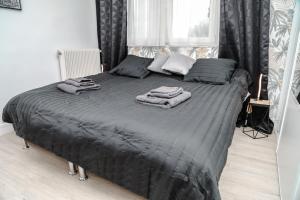 Łóżko lub łóżka w pokoju w obiekcie Le nid douillet