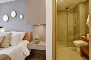 um quarto com uma cama e uma casa de banho com um chuveiro em Studio Bogota middle of it ! em Bogotá