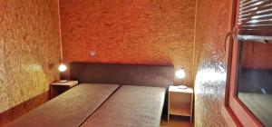 Una cama en una habitación con dos lámparas. en U Jirky, en Bohuňovice