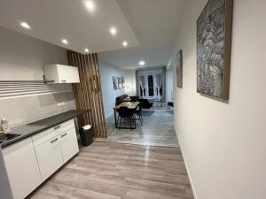 Kuchyňa alebo kuchynka v ubytovaní LeRelaisdOdile - Grand T4 Spacieux & Lumineux + 5 fotografií