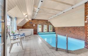 KlegodにあるPet Friendly Home In Ringkbing With Indoor Swimming Poolのレンガの壁の屋内スイミングプール
