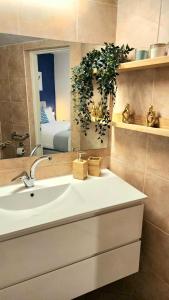 y baño con lavabo y espejo. en VILLA SHUNIT- וילה שונית by barak royal suites en Eilat