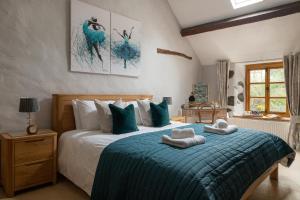 1 dormitorio con 1 cama con toallas en Ysgoldy, en Llanfor