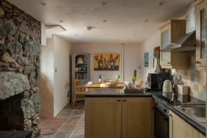 cocina con fregadero y encimera en Ysgoldy, en Llanfor