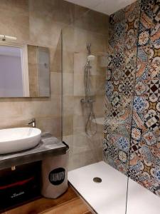 y baño con ducha, lavamanos y ducha. en 2 Bedroom Apartment in San Gwann, en San Ġwann