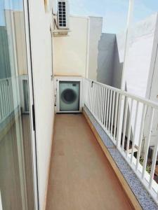 lavadora en el balcón de un edificio en 2 Bedroom Apartment in San Gwann, en San Ġwann