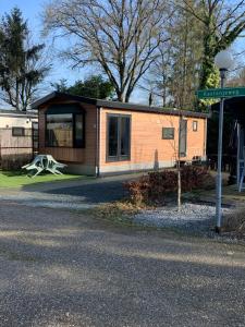 a tiny house on the side of a street at Het Eikenhuisje in Putten; huisje op de Veluwe. in Putten +2 photos