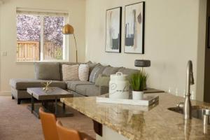 Posezení v ubytování NEW Upscale House, Tahoe 30-min w/ Cal King