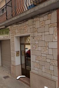ein Backsteingebäude mit einer Tür und einer Garage in der Unterkunft Apartamento Cebra in Saragossa
