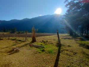 płot w polu ze słońcem w tle w obiekcie Pululahua Magia y Encanto w mieście Quito
