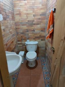ein Bad mit einem WC und einem Waschbecken in der Unterkunft Pululahua Magia y Encanto in Quito