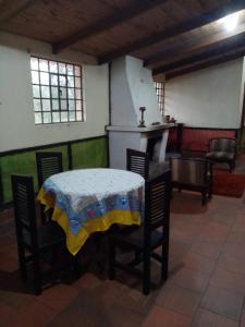 Habitación con mesa, sillas y fogones. en Pululahua Magia y Encanto, en Quito
