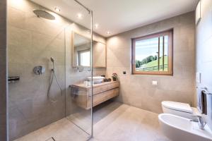 een badkamer met een douche, een toilet en een wastafel bij Hoferhof in Maranza +14 foto's