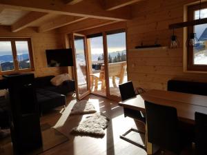 ein Wohnzimmer mit einem Sofa und einem Tisch in der Unterkunft Almchalet Klippitzzauber in Bad Sankt Leonhard im Lavanttal