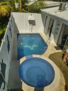 een groot blauw zwembad aan de zijkant van een gebouw bij Casa vacacional Playa Herradura in Herradura
