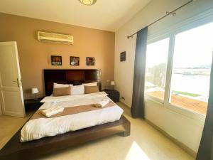 Ένα ή περισσότερα κρεβάτια σε δωμάτιο στο Luxury 4 bedroom villa with a heated pool +56 φωτογραφίες