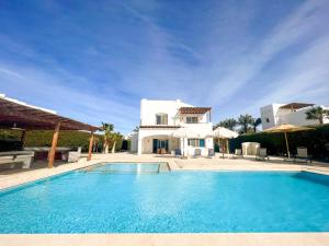 einen Pool vor einer Villa in der Unterkunft Luxury 4 bedroom villa with a heated pool in Hurghada