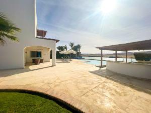 Πισίνα στο ή κοντά στο Luxury 4 bedroom villa with a heated pool