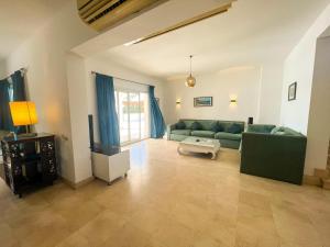 Χώρος καθιστικού στο Luxury 4 bedroom villa with a heated pool