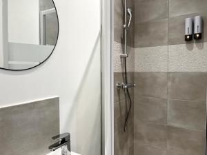 ein Bad mit einer Dusche, einem Spiegel und einem Waschbecken in der Unterkunft MMGreenhouse - Fictus - Tourcoing in Tourcoing