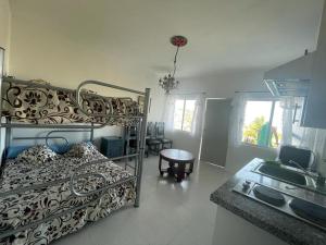 Loft 208 في أكابولكو: غرفة نوم مع سرير بطابقين ومطبخ