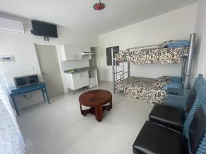 Loft 208 في أكابولكو: غرفة بسرير وطاولة ومكتب