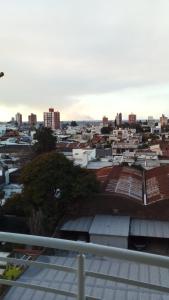 uitzicht op een stad met gebouwen op de achtergrond bij Dalmi in San Nicolás de los Arroyos