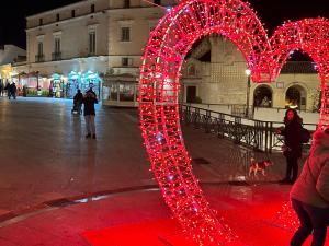 eine weihnachtliche Lichtskulptur auf einer Straße in der Nacht in der Unterkunft MATERA TO LOVE in Matera
