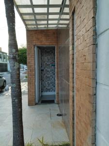 um edifício de tijolos com uma porta e uma janela em Residencial Letícia Miranda em Aracaju