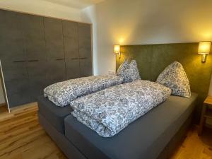 una camera con due letti con cuscini sopra di Ferienwohnung Traumblick -Familie Seber a Mittersill