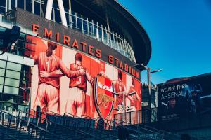 un panneau sur le côté d'un stade de baseball dans l'établissement Luxury Gem By Emirates Stadium - Ultimate Fan Experience, à Londres