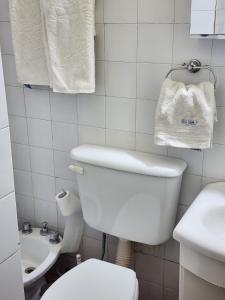 łazienka z toaletą, umywalką i ręcznikami w obiekcie Mi lugarcito w mieście La Rioja