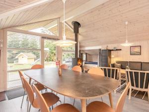 - une salle à manger avec une table et des chaises dans l'établissement Holiday home Tranekær XXXIII, à Tranekær