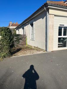 Cień osoby idącej ulicą w obiekcie Maison Origine Périgueux w mieście Périgueux