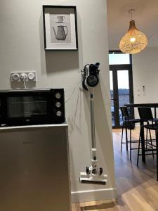 aparat na statywie w kuchni z kuchenką mikrofalową w obiekcie Maison Origine Périgueux w mieście Périgueux