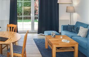 プレローにある1 Bedroom Gorgeous Apartment In Prerowのリビングルーム(青いソファ、テーブル付)