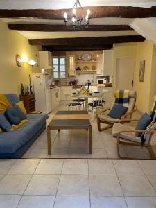 - un salon avec un canapé et une table dans l'établissement Historic French townhouse, à Saint-Thibéry