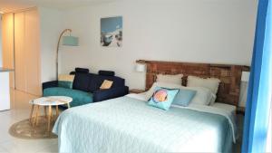 1 dormitorio con 1 cama grande y 1 sofá en Bord de mer - Studio Papiyon en Le Gosier