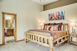 - une chambre avec un lit en bois et un miroir dans l'établissement Vista Linda Cabin, à Angel Fire