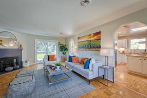 ein Wohnzimmer mit Sofa und Tisch in der Unterkunft Game On! in Novato