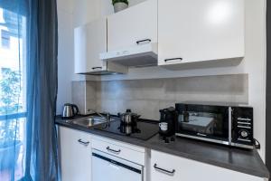 O bucătărie sau chicinetă la Suite 1,2 porta Milano centro parking free