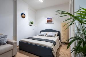 Un pat sau paturi într-o cameră la Suite 1,2 porta Milano centro parking free