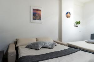 Un pat sau paturi într-o cameră la Suite 1,2 porta Milano centro parking free
