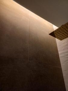 baño con ducha con una luz en la pared en Luxo 2 suites Copacabana, en Río de Janeiro