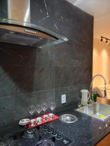 una cocina con una barra con copas de vino. en Luxo 2 suites Copacabana, en Río de Janeiro
