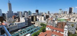 widok na panoramę miasta z budynkami w obiekcie Super Centrico Espectaculares Vistas w BuenosAires