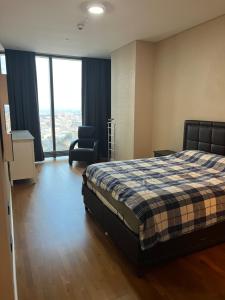 1 dormitorio con 1 cama y 1 silla en Skyland, en Estambul