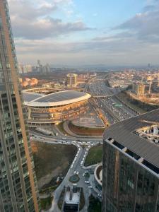 una vista aérea de una ciudad con un edificio y tráfico en Skyland, en Estambul