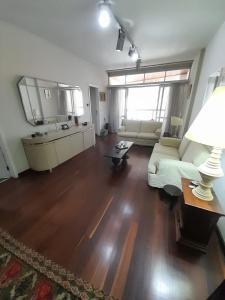 sala de estar con sofá y mesa en Lindo apartamento com 2 suites, en Río de Janeiro