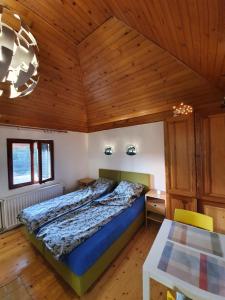 Uma cama ou camas num quarto em Bungalov Zahej Divčibare